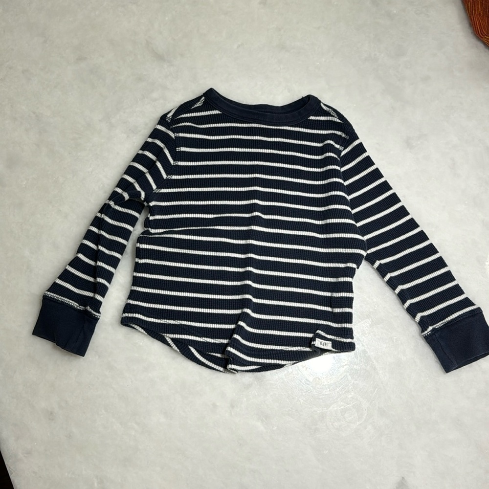 Gap Little boys 4 toddler. Pullover shirt. No tag.